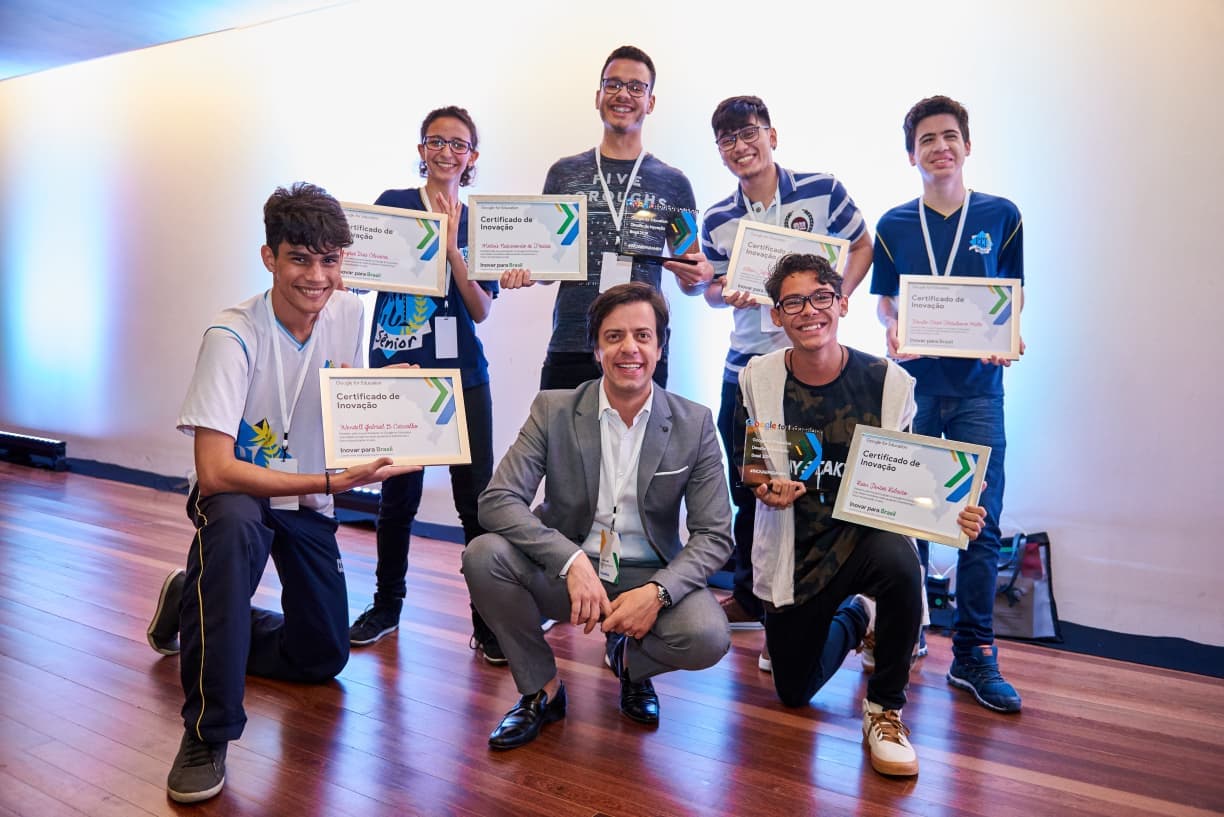 Equipe do projeto PIT com os certificados de inovação do Google for Education, em 2019