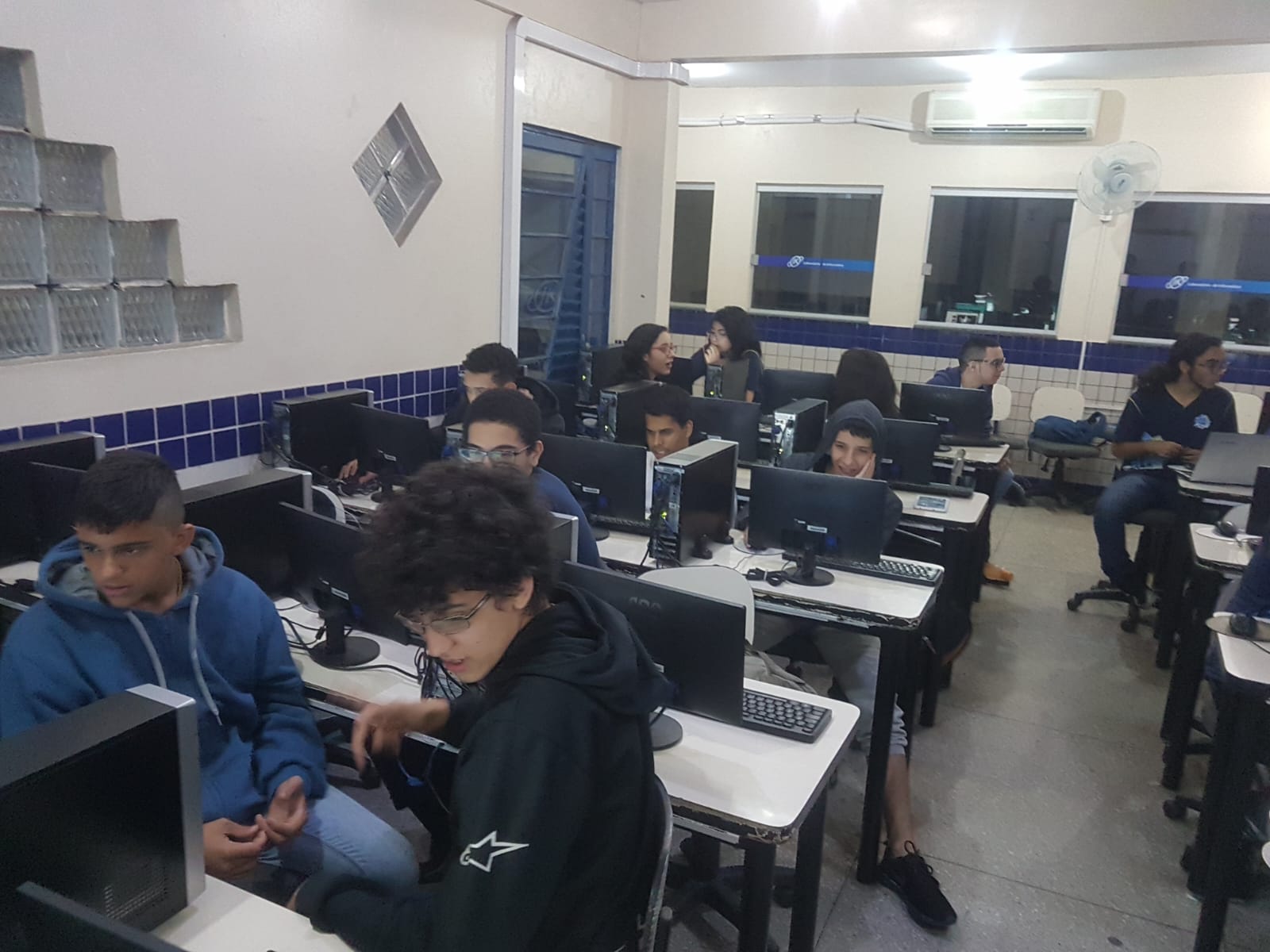 Construtores no laboratório de informática, no contraturno, com mentoria presencial